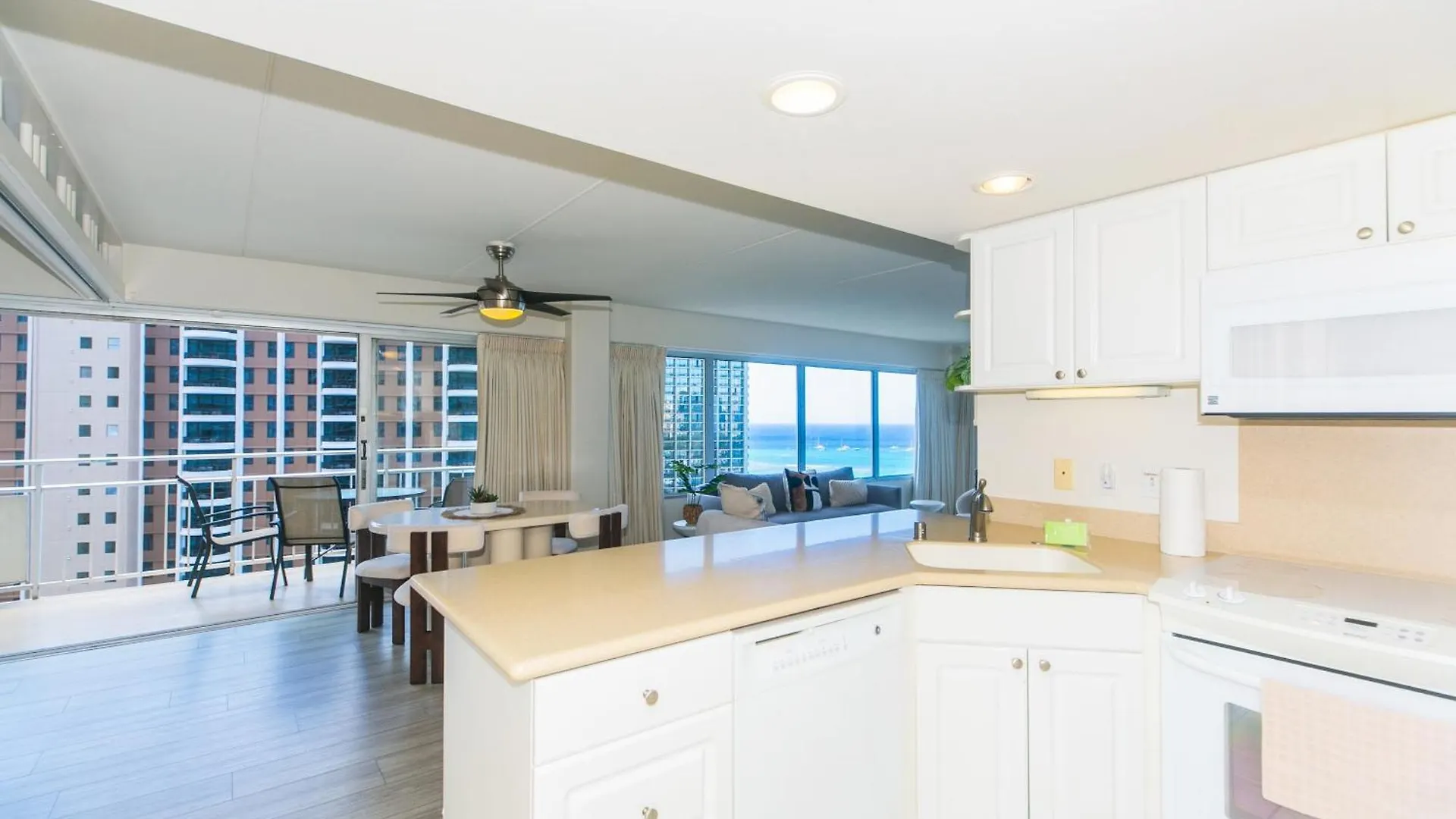 Апартаменты Two Bedroom Condo Overlooking Ala Wai Boat Harbor Гонолулу
