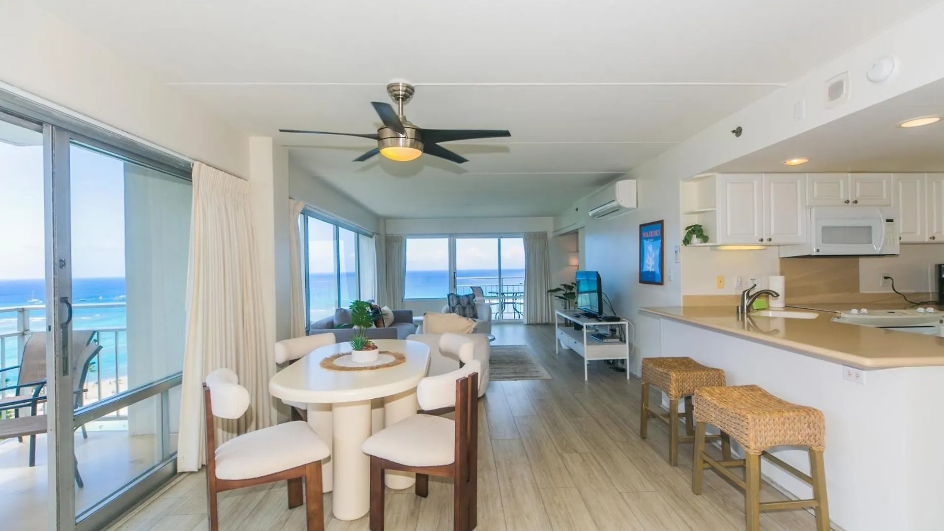 Two Bedroom Condo Overlooking Ala Wai Boat Harbor Гонолулу