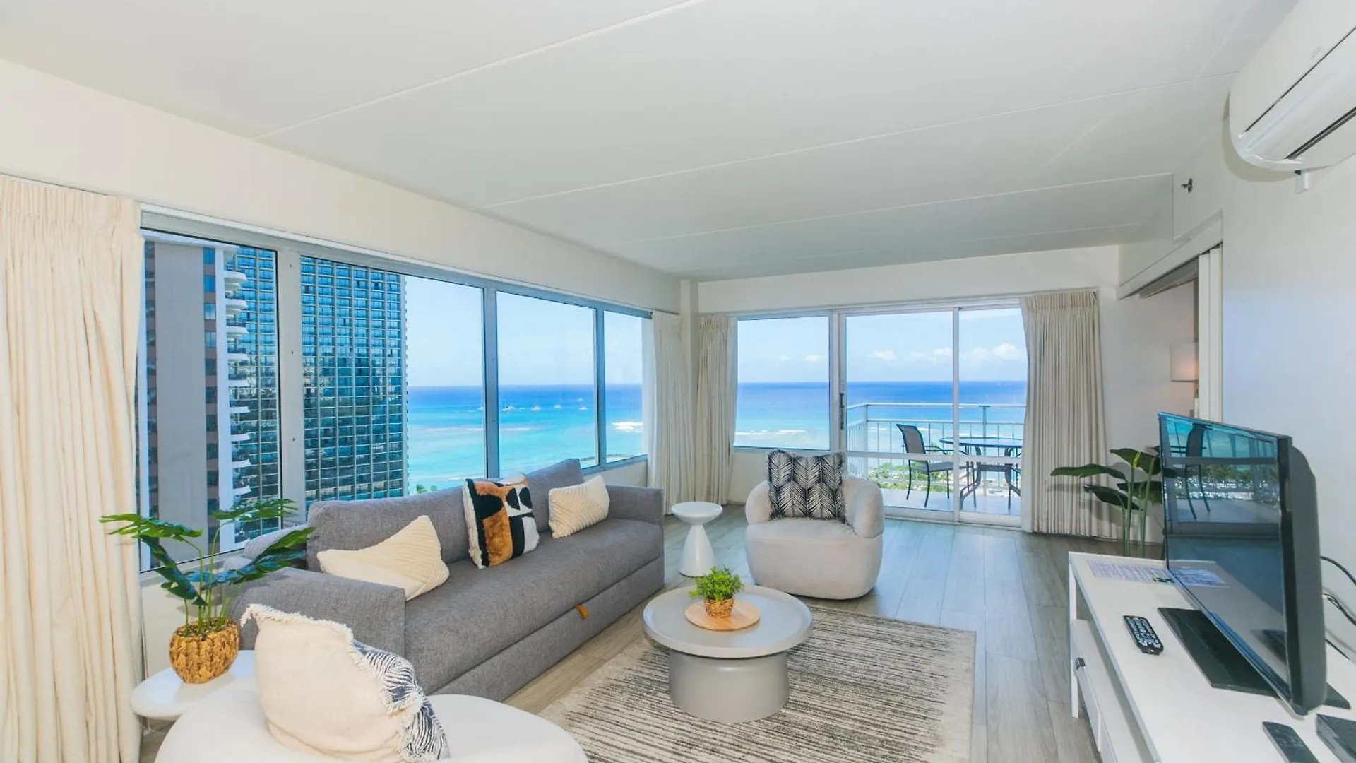 Two Bedroom Condo Overlooking Ala Wai Boat Harbor Гонолулу